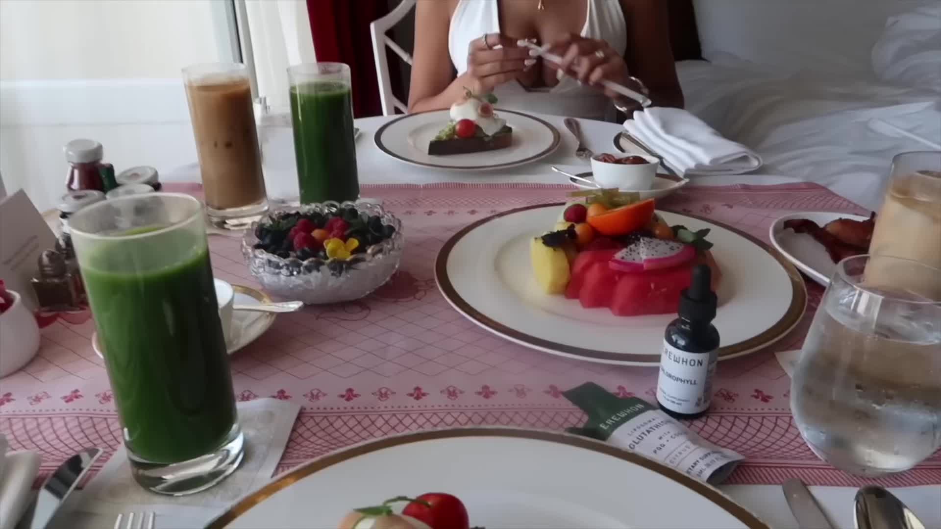 酒店客房早餐与晨间闲聊